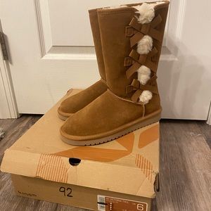 GORGEOUS NEW IN box Koolaburra Ugg boots: size 6. Never worn.
